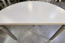 Emplacement demi table ronde